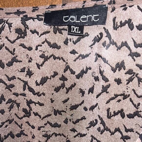 Talent Blouse Womens Size 1XL Brown Black Low V Neck Sheer Smocked Bottom Casual - Picture 5 of 8